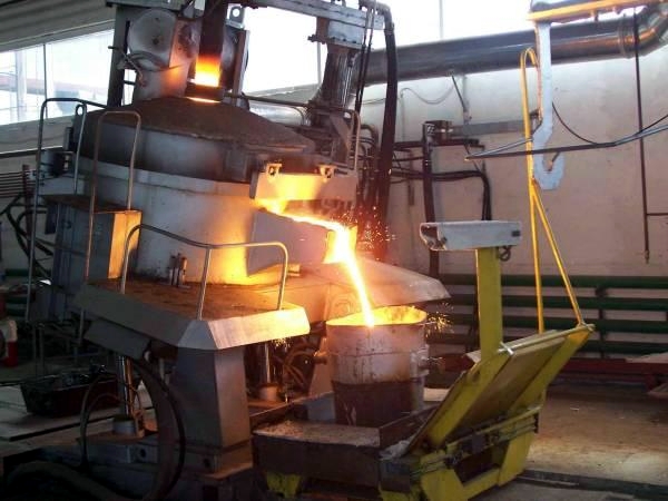 Слив металла с электропечи Слив металла с электропечи